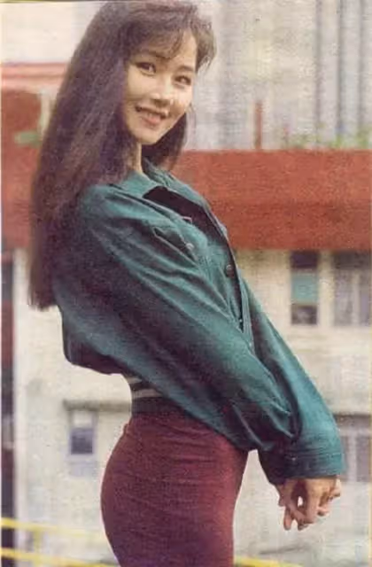 萬綺雯當年有多美?清純可人身材佳,甄子丹為她奮不顧身,網友:很有氣質