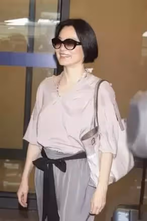 林青霞才是歲月美人!不打針不整容自然衰老,全靠穿搭氣質取勝, 網友:自然老的樣子真美!