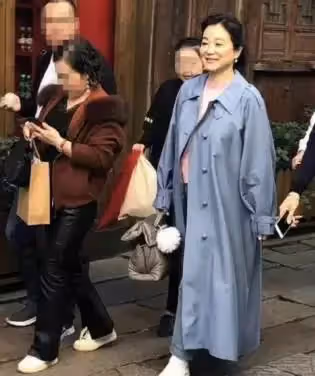 林青霞才是歲月美人!不打針不整容自然衰老,全靠穿搭氣質取勝, 網友:自然老的樣子真美!