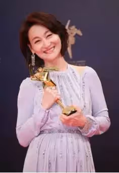 61歲惠英紅曬比基尼照,身形修長惹人慕,而60歲陳沖已發福老去,網友:差距好大