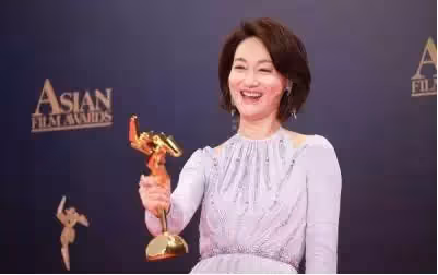 61歲惠英紅曬比基尼照,身形修長惹人慕,而60歲陳沖已發福老去,網友:差距好大