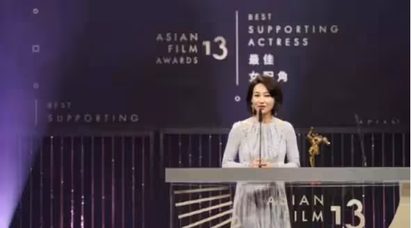 61歲惠英紅曬比基尼照,身形修長惹人慕,而60歲陳沖已發福老去,網友:差距好大