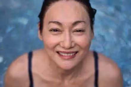 61歲惠英紅曬比基尼照,身形修長惹人慕,而60歲陳沖已發福老去,網友:差距好大