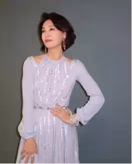 61歲惠英紅曬比基尼照,身形修長惹人慕,而60歲陳沖已發福老去,網友:差距好大