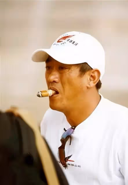 19年過去了,說要幫柯受良養妻兒的劉德華曾志偉,履行承諾了嗎?