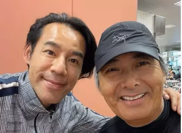 半退休生活曝光!66歲周潤發「頂滿頭白髮」熟男魅力超帥 「掌鏡自拍」狀態絕了:帥和年齡無關