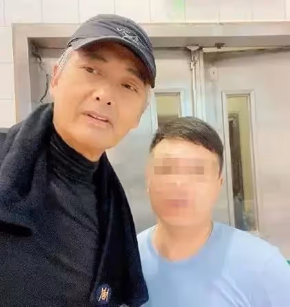 半退休生活曝光!66歲周潤發「頂滿頭白髮」熟男魅力超帥 「掌鏡自拍」狀態絕了:帥和年齡無關