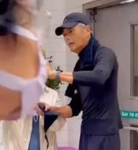 半退休生活曝光!66歲周潤發「頂滿頭白髮」熟男魅力超帥 「掌鏡自拍」狀態絕了:帥和年齡無關