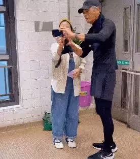半退休生活曝光!66歲周潤發「頂滿頭白髮」熟男魅力超帥 「掌鏡自拍」狀態絕了:帥和年齡無關