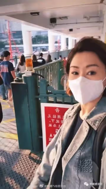 胡定欣搭渡海小輪看日落！唐詩詠化身迷人Pink Lady