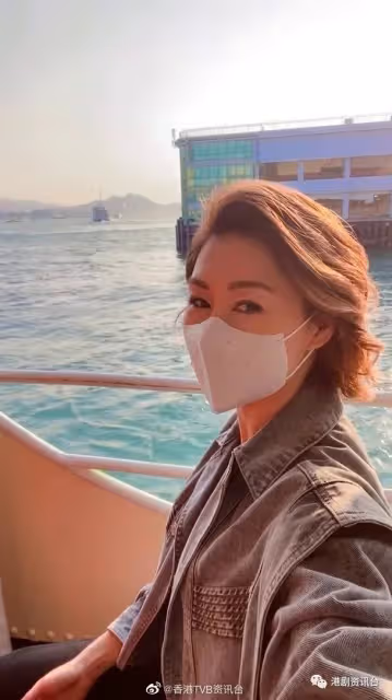 胡定欣搭渡海小輪看日落！唐詩詠化身迷人Pink Lady