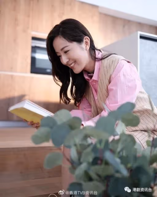 胡定欣搭渡海小輪看日落！唐詩詠化身迷人Pink Lady