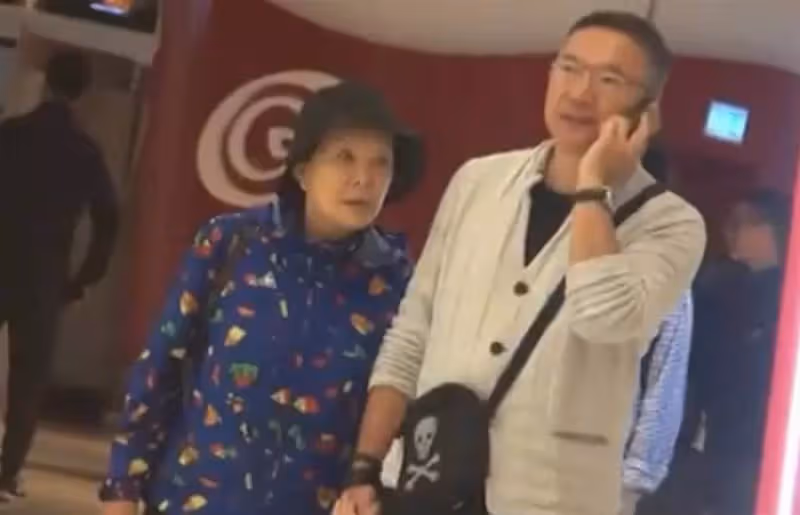 79歲白韻琴近照曝光,與小15歲丈夫牽手逛街,被酸「像母子」,恩愛相戀33年無懼質疑:年齡不是問題