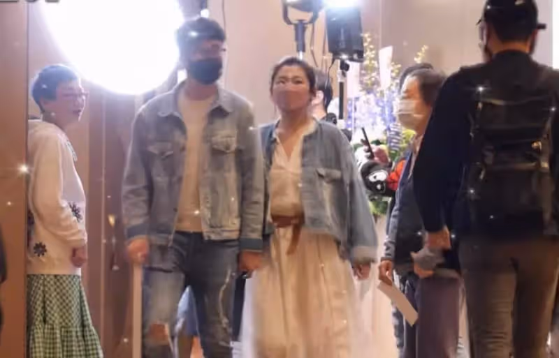 Selina男友被曝財力不俗,一身行頭都是名牌,做酒水生意愛曬豪車,網友:遇到真愛了?