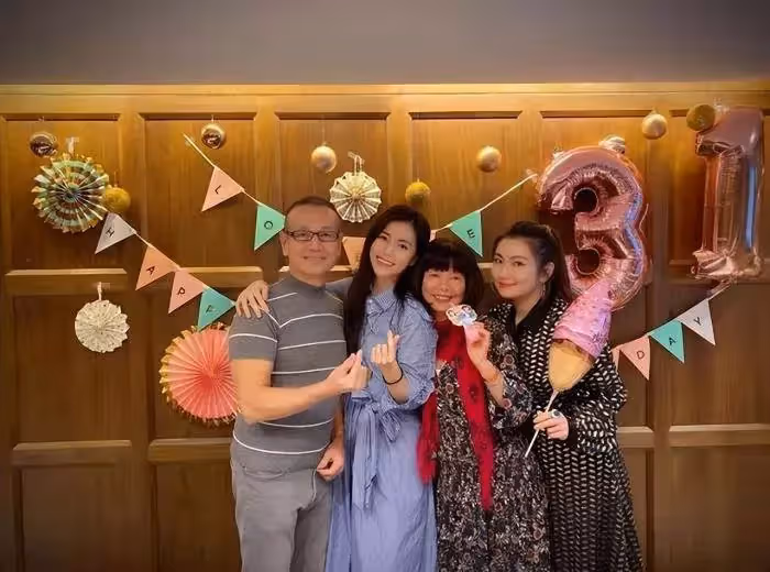 Selina男友被曝財力不俗,一身行頭都是名牌,做酒水生意愛曬豪車,網友:遇到真愛了?