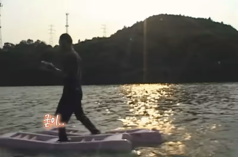 沉迷武俠劇中的輕功!阿伯苦練20年學會「淩波微步」水上「展示技能」網友笑傻:看了N遍