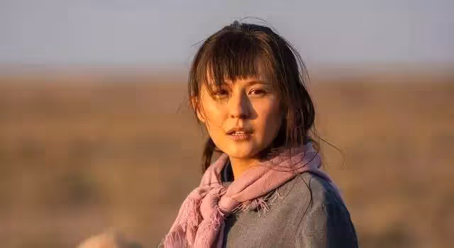 《甄嬛傳》「寧嬪」熱依紮換夏裝,穿黃色白到發光,簡約吊帶包不住好身材,網友:確定不是穿反了嗎?前面的帶也太長了