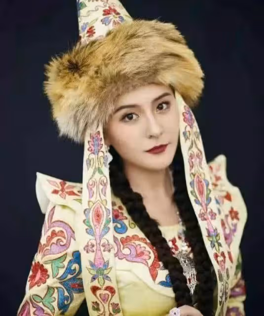 《甄嬛傳》「寧嬪」熱依紮換夏裝,穿黃色白到發光,簡約吊帶包不住好身材,網友:確定不是穿反了嗎?前面的帶也太長了