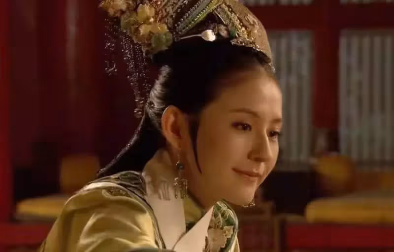 《甄嬛傳》「寧嬪」熱依紮換夏裝,穿黃色白到發光,簡約吊帶包不住好身材,網友:確定不是穿反了嗎?前面的帶也太長了
