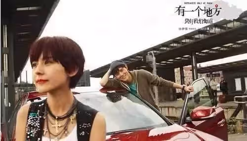 《甄嬛傳》「寧嬪」熱依紮換夏裝,穿黃色白到發光,簡約吊帶包不住好身材,網友:確定不是穿反了嗎?前面的帶也太長了