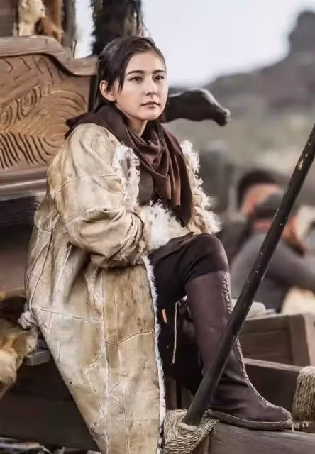 《甄嬛傳》「寧嬪」熱依紮換夏裝,穿黃色白到發光,簡約吊帶包不住好身材,網友:確定不是穿反了嗎?前面的帶也太長了