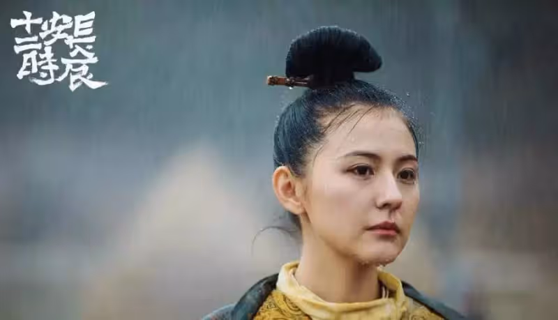 《甄嬛傳》「寧嬪」熱依紮換夏裝，穿黃色白到發光，簡約吊帶包不住好身材，網友：確定不是穿反了嗎？前面的帶也太長了