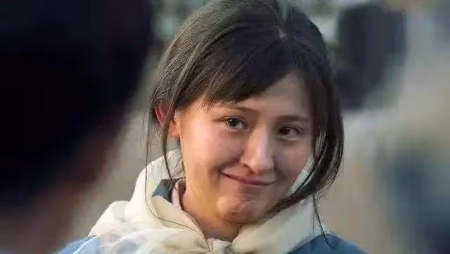 《甄嬛傳》「寧嬪」熱依紮換夏裝，穿黃色白到發光，簡約吊帶包不住好身材，網友：確定不是穿反了嗎？前面的帶也太長了