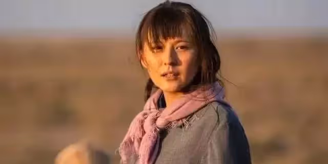 《甄嬛傳》「寧嬪」熱依紮換夏裝，穿黃色白到發光，簡約吊帶包不住好身材，網友：確定不是穿反了嗎？前面的帶也太長了
