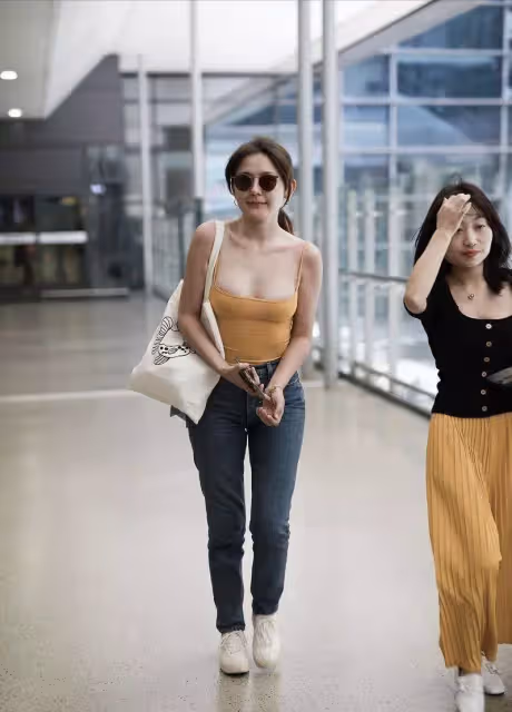 《甄嬛傳》「寧嬪」熱依紮換夏裝，穿黃色白到發光，簡約吊帶包不住好身材，網友：確定不是穿反了嗎？前面的帶也太長了