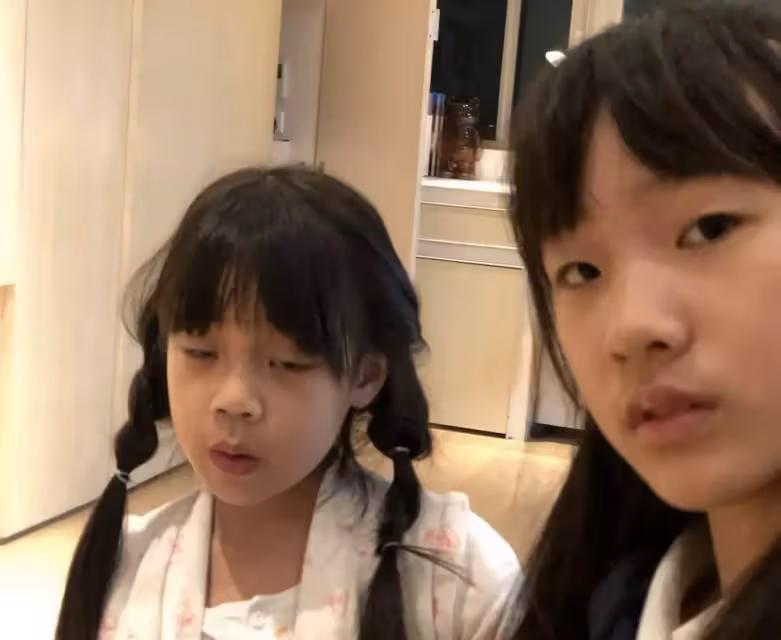 逆襲式生長!小s小女兒10歲生日,兩位姐姐曬其「囧照」,許老三古靈精怪遺傳媽媽:越變越好看