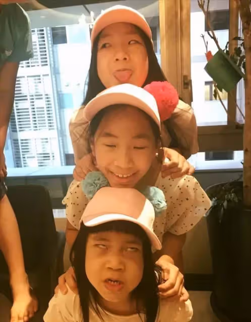 逆襲式生長!小s小女兒10歲生日,兩位姐姐曬其「囧照」,許老三古靈精怪遺傳媽媽:越變越好看