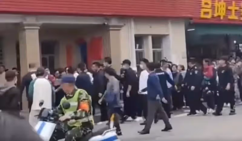 劉德華農村拍戲引圍觀!主動給小孩子簽名,不準一旁壯漢保鏢阻攔
