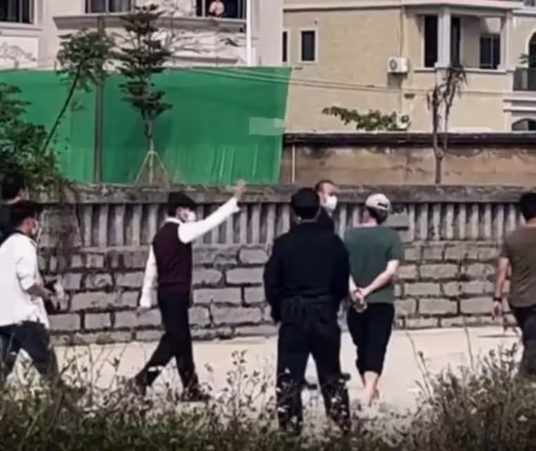 劉德華農村拍戲引圍觀!主動給小孩子簽名,不準一旁壯漢保鏢阻攔