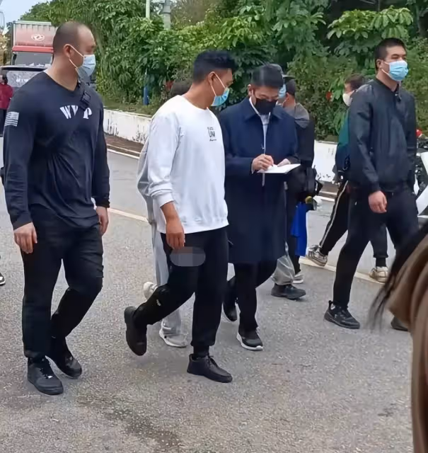 劉德華農村拍戲引圍觀!主動給小孩子簽名,不準一旁壯漢保鏢阻攔