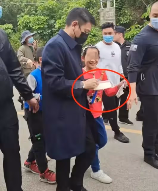劉德華農村拍戲引圍觀!主動給小孩子簽名,不準一旁壯漢保鏢阻攔
