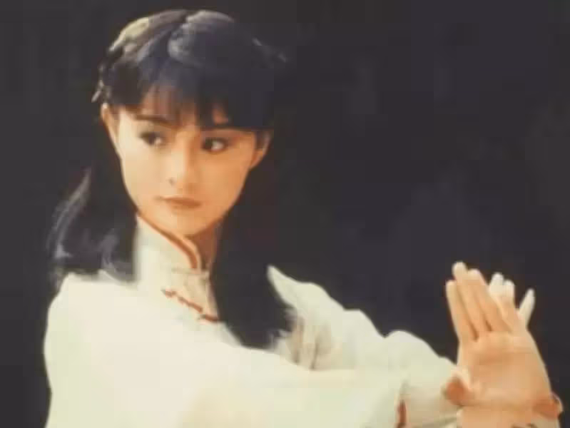 港星李賽鳳近照曝光，滿臉滄桑盡顯老態，網友：女神形象不再