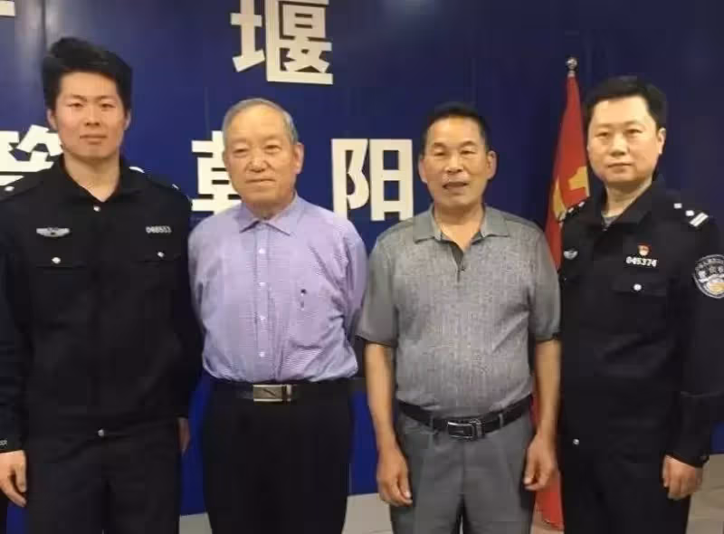 34年前,男子借給朋友20萬元後,對方杳無音信,31年後朋友專程從美國趕回來:做人一定要有信譽