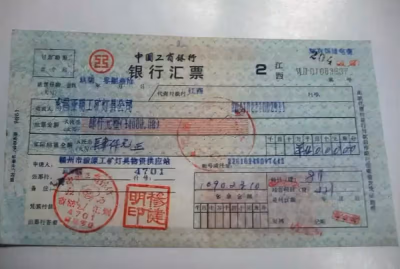 34年前,男子借給朋友20萬元後,對方杳無音信,31年後朋友專程從美國趕回來:做人一定要有信譽