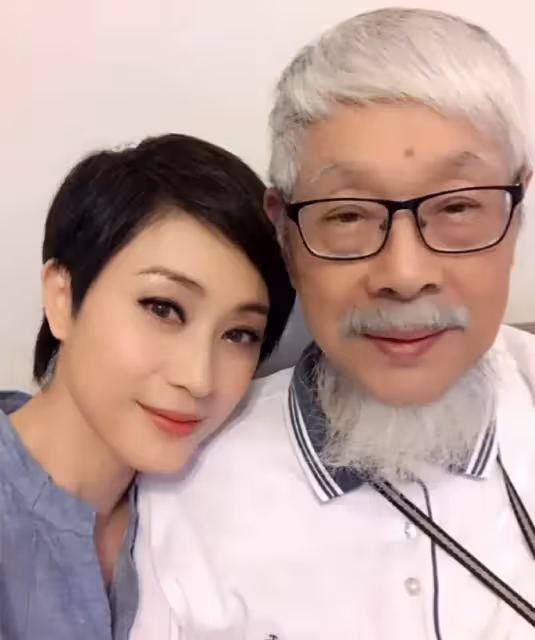 54歲陳法蓉曝近況變80歲老奶奶？和86歲老父相依為命，常帶父出遊，至今單身，笑言：我一個人過得很好！