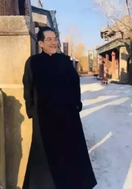 75歲秦漢近照曝光,一身風衣顯氣質,古稀之年卻「不輸小鮮肉」與林青霞癡戀20年無果:孤身一人!