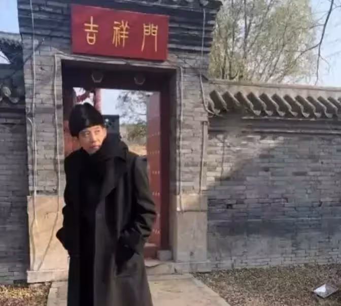 75歲秦漢近照曝光,一身風衣顯氣質,古稀之年卻「不輸小鮮肉」與林青霞癡戀20年無果:孤身一人!