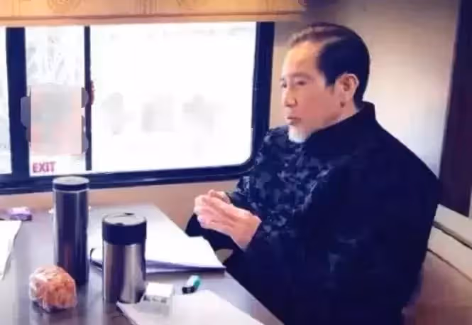 75歲秦漢近照曝光,一身風衣顯氣質,古稀之年卻「不輸小鮮肉」與林青霞癡戀20年無果:孤身一人!