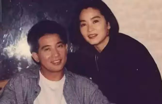 75歲秦漢近照曝光,一身風衣顯氣質,古稀之年卻「不輸小鮮肉」與林青霞癡戀20年無果:孤身一人!