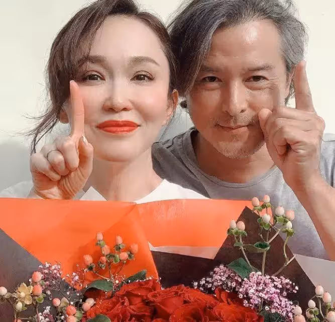 楊鈺瑩遇到對手了!50歲范文芳還有「初戀臉」,笑容青春活力,穿緊身裙「全身零贅肉」網嘆:看著哪像中年人