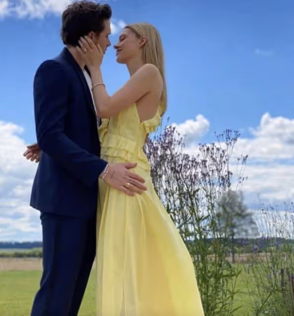 貝克漢姆23歲大兒子結婚!迎娶億萬富翁千金,二人婚禮深情擁吻