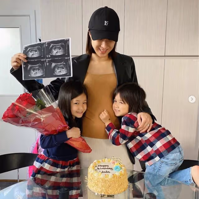 38歲鍾嘉欣生日官宣三胎!帶一雙兒女曬B超照,大13歲老公未露面