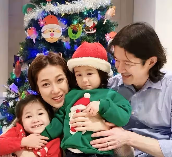 38歲鍾嘉欣生日官宣三胎!帶一雙兒女曬B超照,大13歲老公未露面
