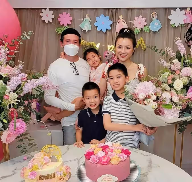 陳豪戴口罩攜子女為陳茵媺慶祝41歲生日 一家五口拍開心全家福