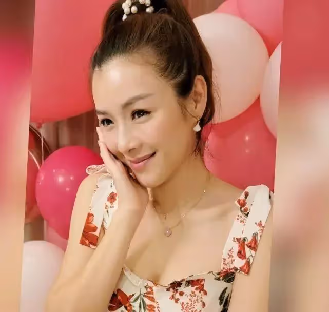 陳豪戴口罩攜子女為陳茵媺慶祝41歲生日 一家五口拍開心全家福