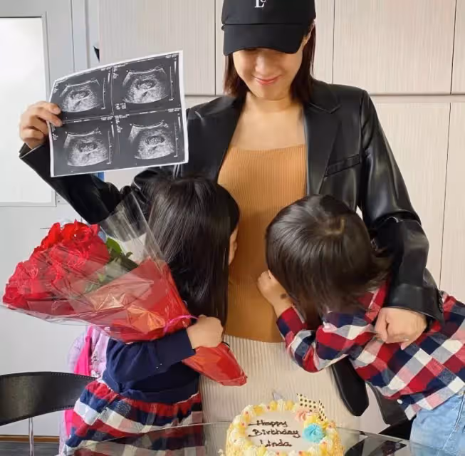 恭喜!鐘嘉欣38歲生日官宣懷三胎喜訊,一雙兒女緊貼肚皮好溫馨
